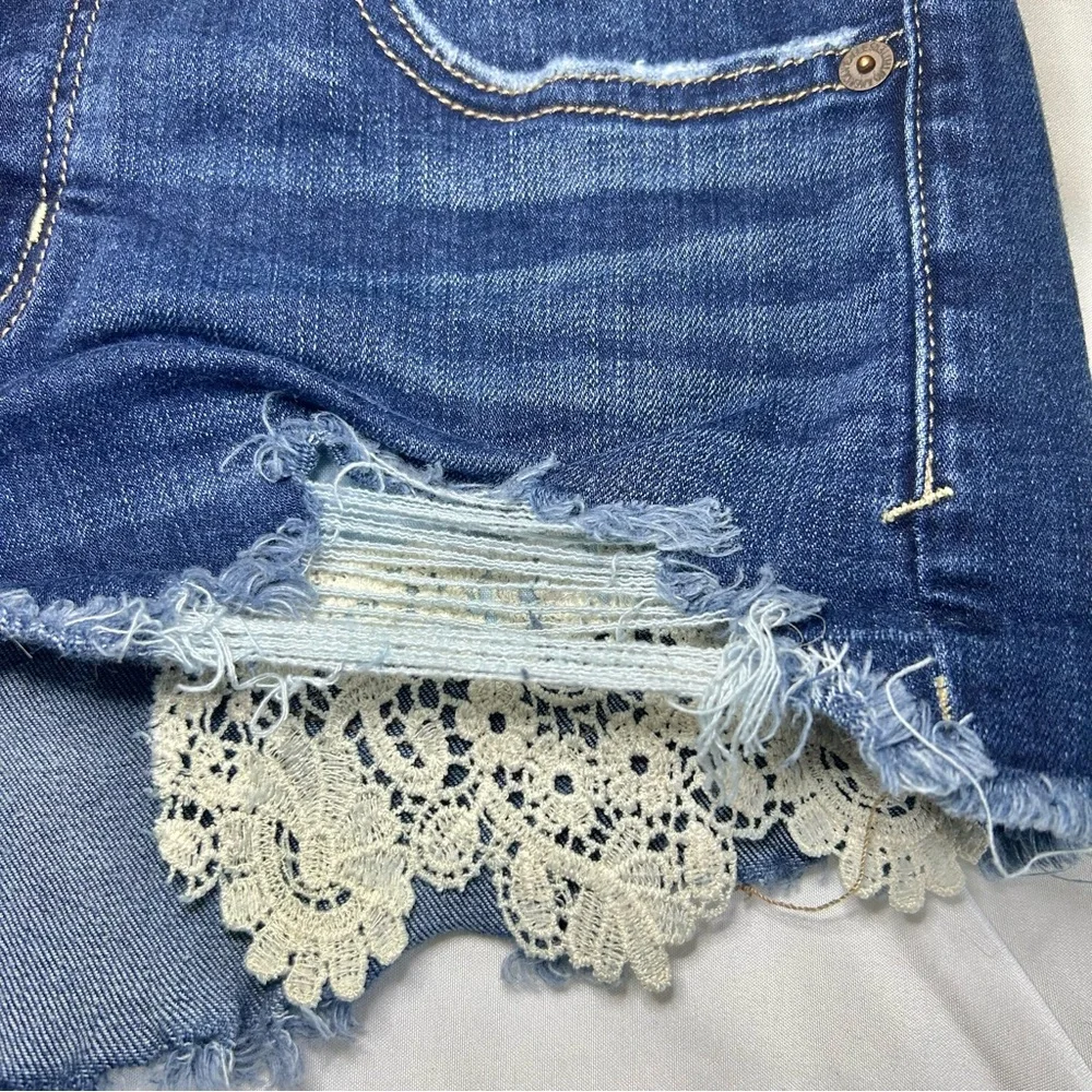 American Eagle Denim & Cream Lace Pocket Frayed Hem Shortie Jean Shorts Size 8